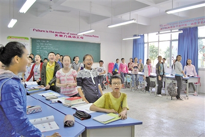 用英文写一则海报:本周末下午4:30在学校操场