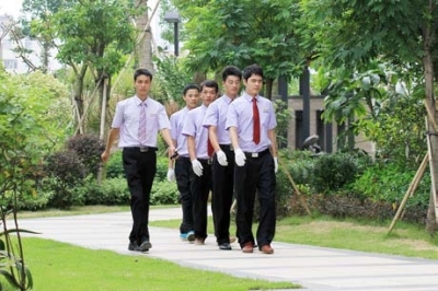 秩序维护员队伍在小区巡逻