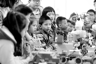 开发区“红领巾小创客”公益科普冬令营昨开营