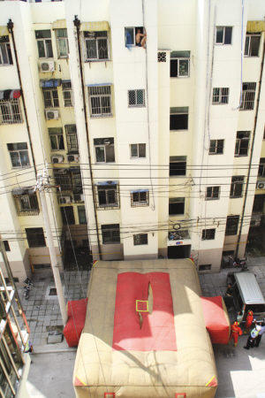 滕州日报数字报-善南小区一男子欲跳楼轻生