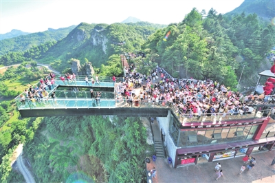 万盛报数字报-8天长假176万人次爽游万盛