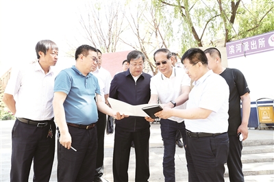 梁志勇就城区中小学教育工作进行现场办公